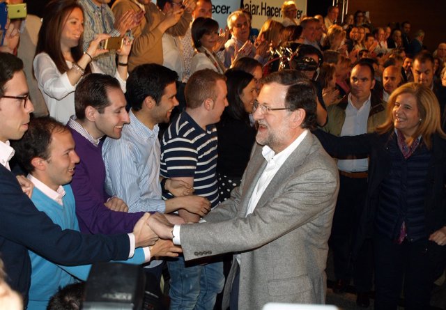 Mariano Rajoy saluda a asistentes al acto organizado en Salamanca