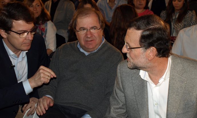 Alfonso Fernández Mañueco habla con Mariano Rajoy en presencia de Herrera