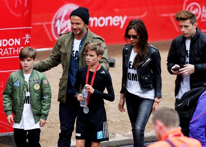 Romeo Beckham David Beckham Victoria Beckham Brooklyn Beckham familia unida