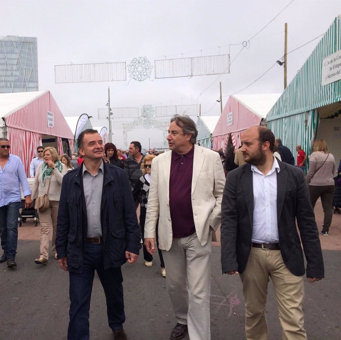 Alfred Bosch, Juanjo Puigcorbé y Rubèn Arenas visitan la Feria de Abril