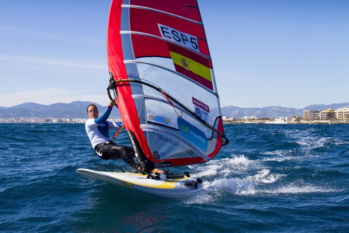 La windsurfista Movistar Marina Alabau en su RS:X