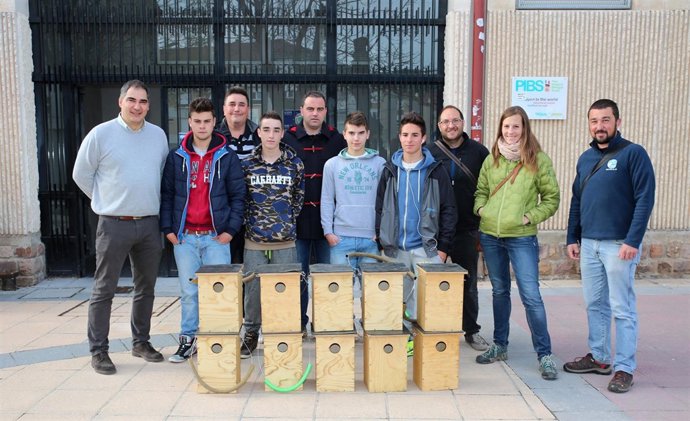 Alumnos con las cajas nido