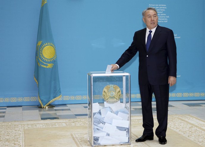 El presidente de Kazajistán Nursultán Nazarbayev vota en las elecciones 2015 