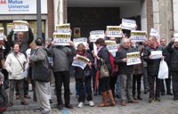 Medio centenar de personas pide la dimisión de De la Riva