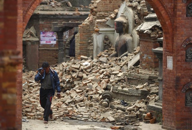 Un hombre llora entre los escombros producidos por el terremoto