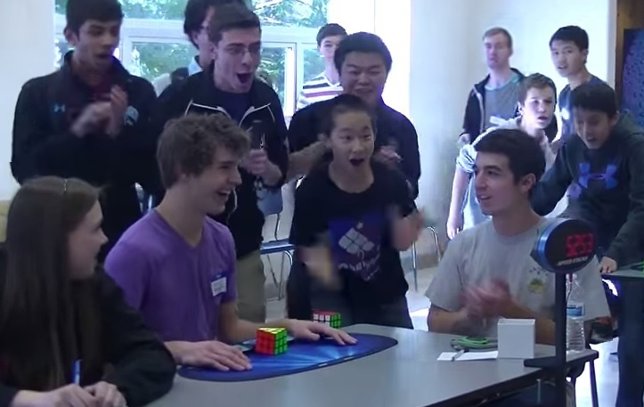 Collin Burns bate el récord de cubo de rubik