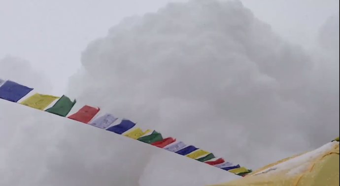 Avalancha de nieve en el Everest tras el terremoto de Nepal