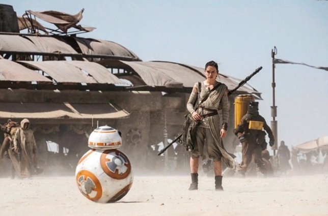 Daisy Ridley y BB-8 en Star Wars: El despertar de la Fuerza