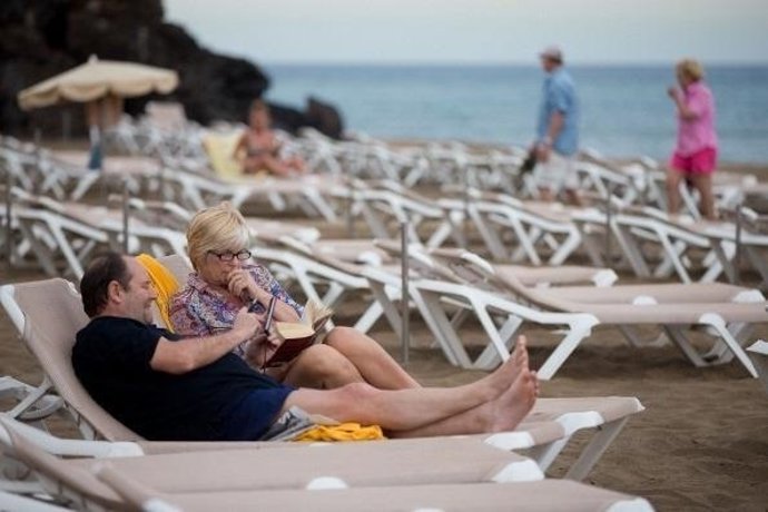Turistas en  la playa
