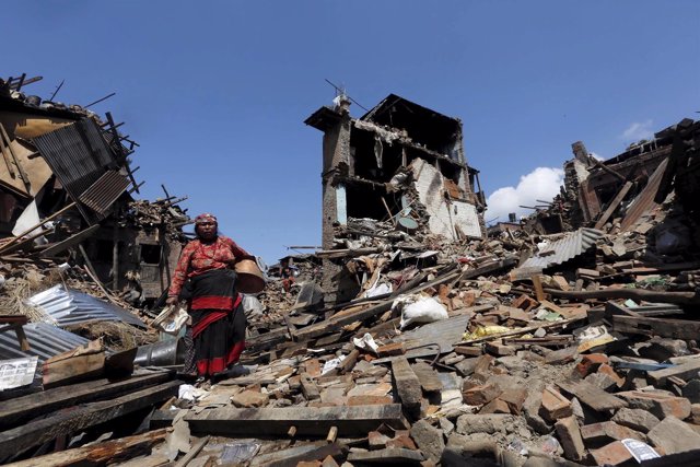 Una mujer sobre los escombros en Nepal tras el terremoto