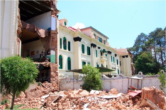 Fachada del orfanato que se ha venido abajo por el terremoto