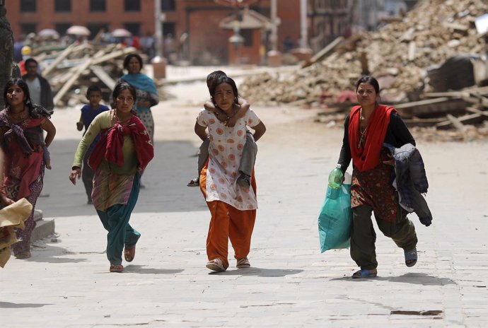 Personas corriendo  tras una réplica en Katmandú, Nepal