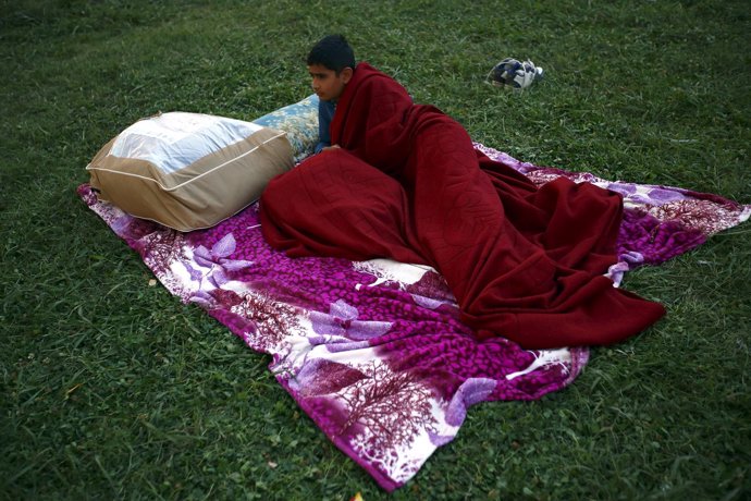 Un niño durmiendo a la intemperie en Katmandú tras el terremoto