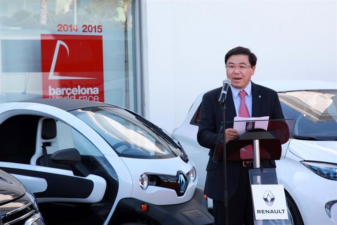Ricardo Gondo en la entrega de los vehículos