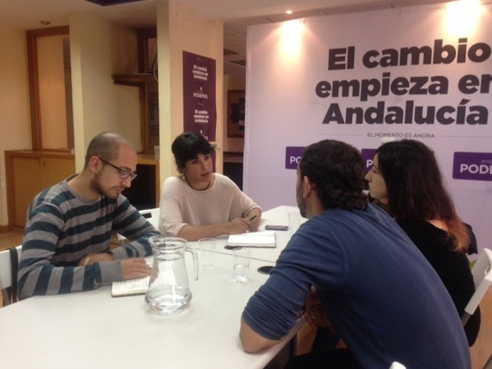 Teresa Rodríguez durante la reunión con trabajadores del Plan Emplea Joven