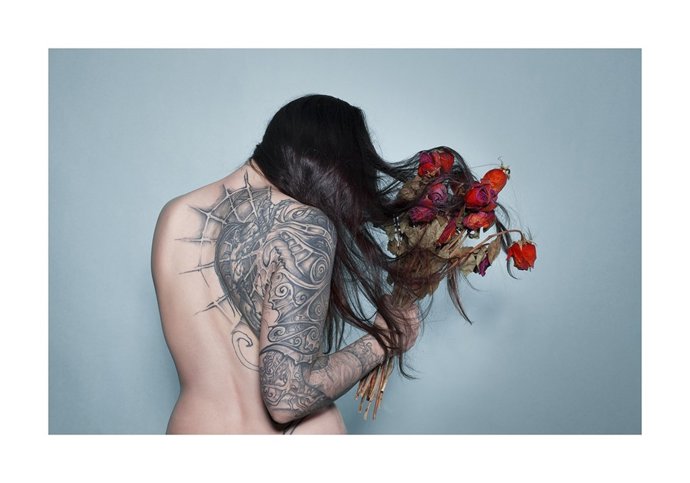 Fotografía mujer rosas secas de Ciuco Gutiérrez