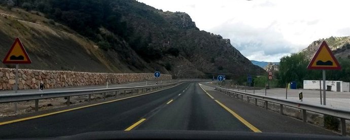 La A-44 a su paso por Jaén con señales de baches y líneas pintadas de amarillo.