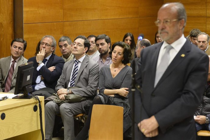 Varios concejales y empleados municipales, tras el alcalde durante su juicio