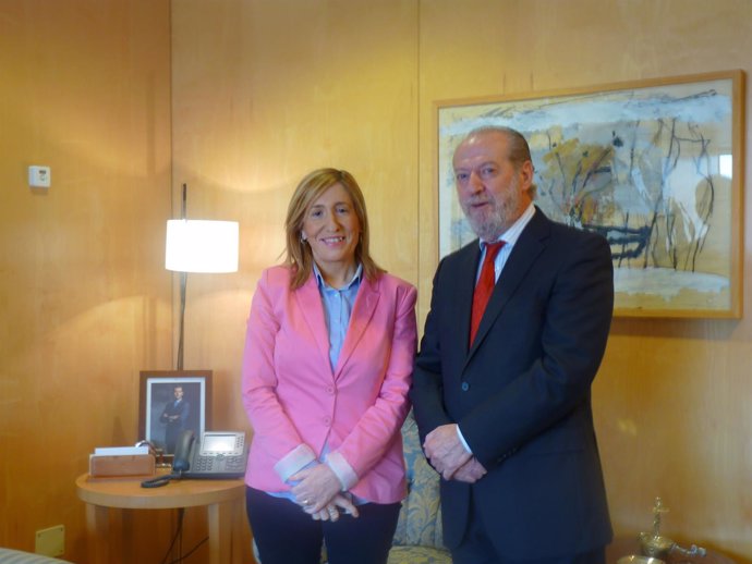 Villalobos, con la alcaldesa de Los Morales, Rosa Moreno