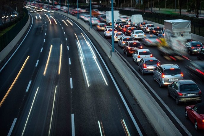 Tráfico de coches en carretera de España