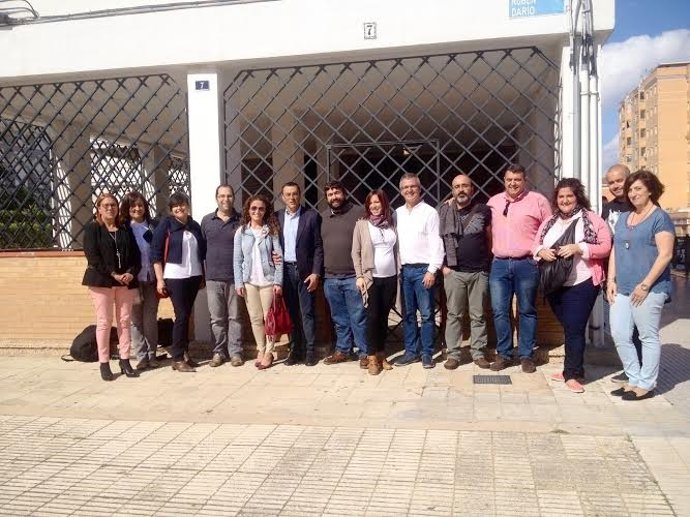 El presidente de la Diputación de Huelva, Ignacio Caraballo, en piso de acogida.