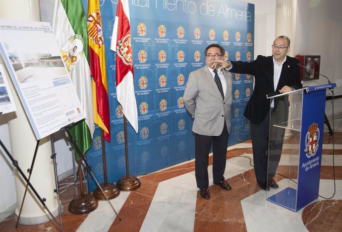 El alcalde presenta el proyecto para la desembocadura de La Rambla