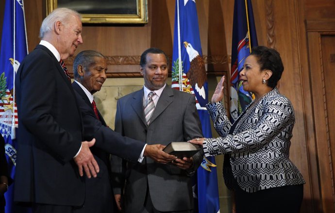 La nueva fiscal general de EEUU, Loretta Lynch, toma posesión del cargo