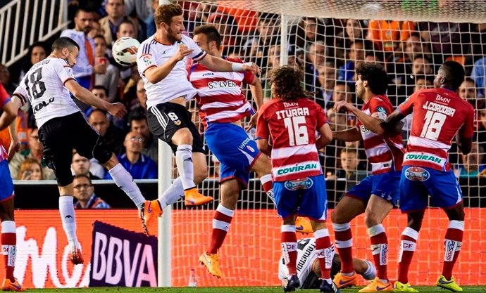 Javi Fuego anota el 1-0 en el Valencia-Granada