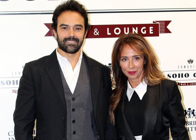 María Patiño arropada debut actriz por su novio con sus compañeros 