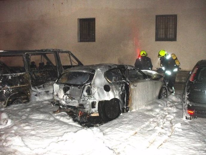 Arden 5 vehículos en la calle Historiador Chabret