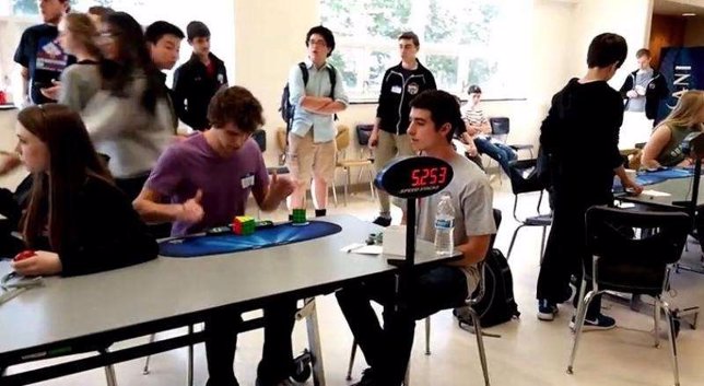 Collin Burns bate el récord del Cubo de Rubik