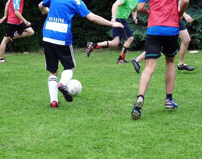 Jóvenes jugando al fútbol