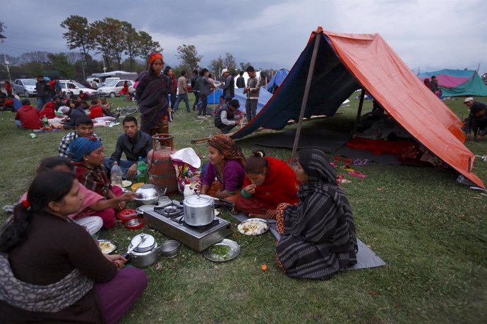 Familia en la calle tras el terremoto de Nepal