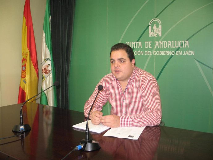 El coordinador provincial del IAJ, Víctor Torres, presenta el programa Desencaja