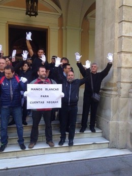 Protesta a las puertas del Ayuntamiento de los trabajadores municipales