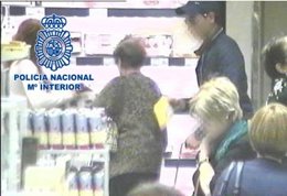 El ladrón, con un sobre en la mano