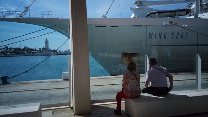 Turistas crucero muelle dos puerto farola barco paseo relax sentado mayor