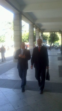 El exconsejero de Empleo Antonio Fernández y su abogado a su llegada al juzgado
