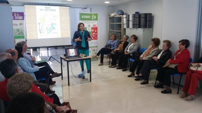 Encuentro de mayores en el 'Recapacicla'