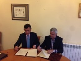 Firma de uno de los acuerdos