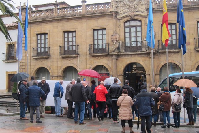 Concentración frente al Hotel Reconquista