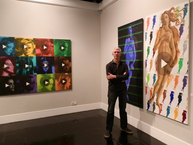 Grinevich con algunas de sus obras