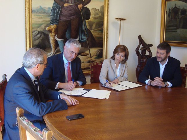 Suárez y Alós en la firma del convenio este martes en Huesca