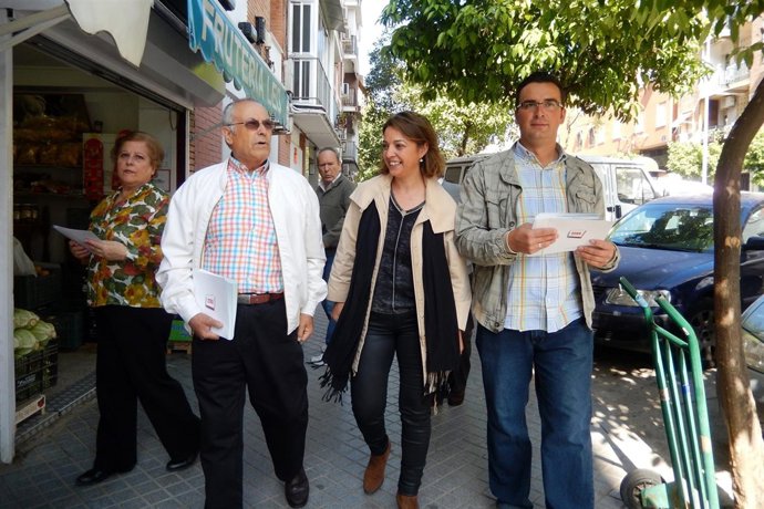 Ambrosio (centro) camina por la barriada de Fátima