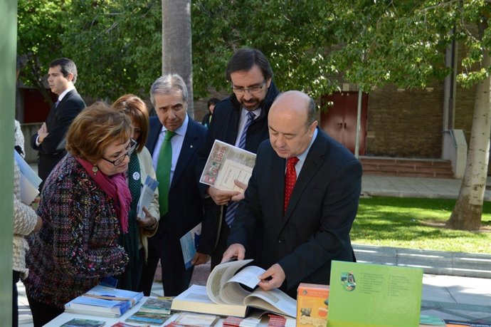 El rector de la UJA (2d) en la inauguración de la Feria del Libro.
