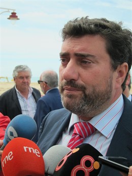 Patricio Poullet en declaraciones a los medios en la capital