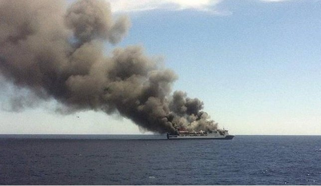 Evacúan a unas 150 personas de un ferry incendiado a 18 millas de Mallorca.