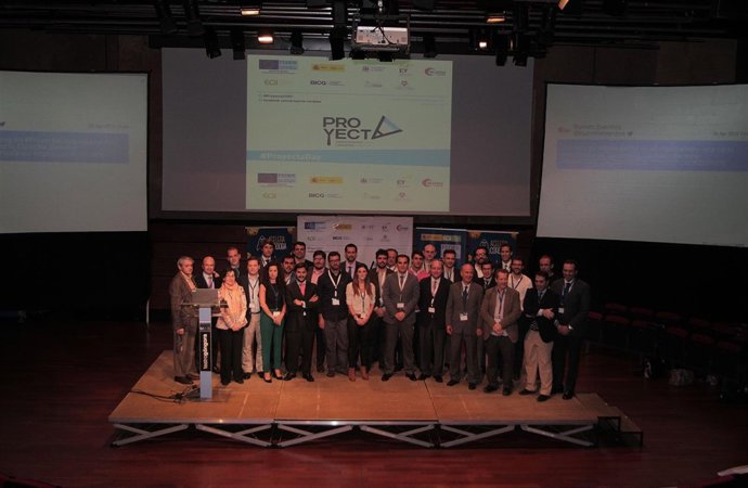 José Antonio Nieto con los participantes en 'Proyecta Córdoba'