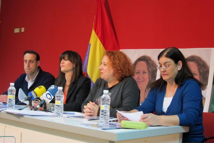 María del Mar Torres (2d) presenta el programa electoral de IU en Jaén.
