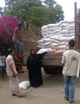 Entrega de alimentos en Adén (Yemen)